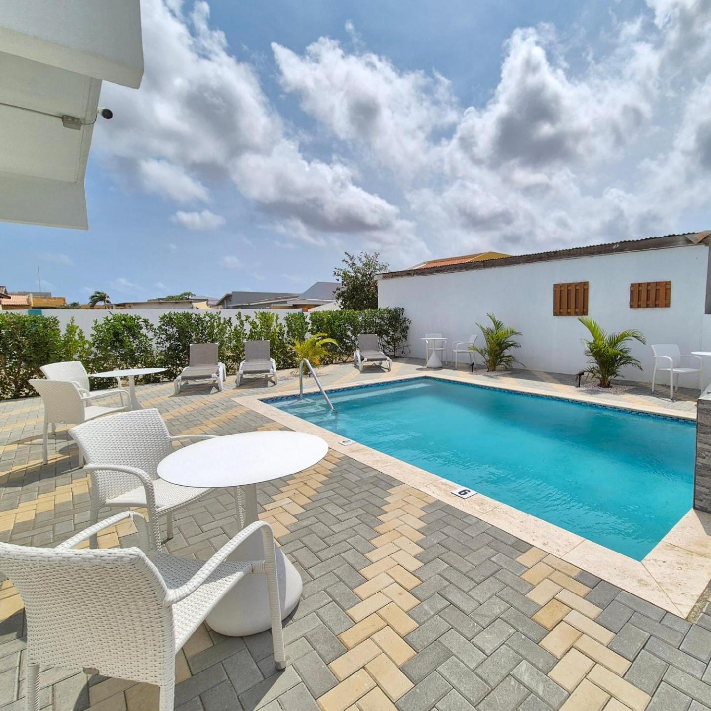 Ocean Breeze Apartments In Aruba Oranjestad Bagian luar foto